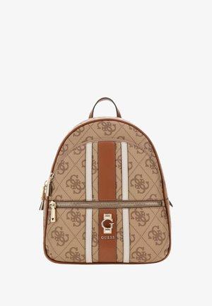 Brauner Rucksack mit Logo-Print und creme- sowie braunen Streifen, ausgestattet mit goldfarbenen Beschlägen und einer vorderen Reißverschlusstasche. Misst etwa 30 cm.