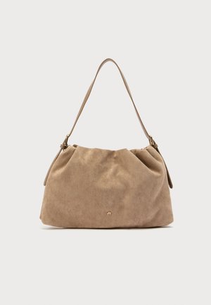 Sac bourse en daim marron clair avec un design plissé, une seule bandoulière et un petit logo métallique à l'avant.