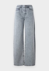 Jeans a gamba larga in denim chiaro con vita alta, dotati di tasche frontali, passanti per la cintura e dettagli di cucitura a contrasto.