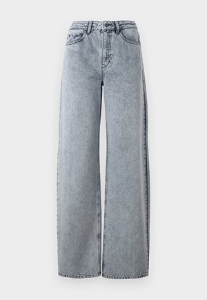 Jeans en denim clair à jambes larges avec une taille haute, dotés de poches à l'avant, de passants de ceinture et de détails de couture contrastants.