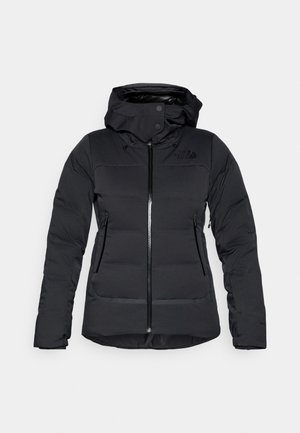 Schwarze Daunenjacke mit abnehmbarem Kapuzen, seitlichen Zip-Taschen, einem Reißverschluss auf der Vorderseite und mattem Finish. Das Logo befindet sich auf der Brust.