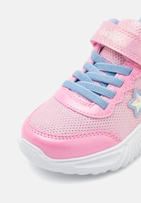 Ροζ διχτυωτό αθλητικό παπούτσι με μπλε κορδόνια, λεπτομέρεια αστέρι και γυαλιστερό ροζ κάλυμμα των δακτύλων. Διαθέτει ιμάντα με Velcro και λευκή καουτσούκ σόλα.