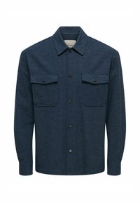 Chaqueta azul marina con botones, hecha de tejido texturizado, que presenta dos bolsillos frontales con solapa y detalles de botones negros, además de un collar clásico.