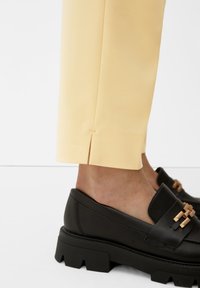 s.Oliver BLACK LABEL REGULAR MIT BÜGELFALTE - Chino - vanille