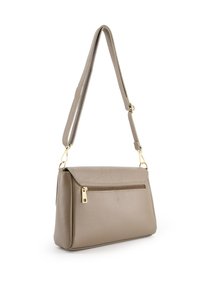 Skórzana torebka w odcieniu taupe o zdefiniowanym kształcie, z akcentami w kolorze złotym, górnym klapą i przednią kieszenią na zamek. W zestawie regulowany pasek.