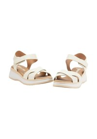Sandalias de cuña blancas con diseño de tiras cruzadas, material superior texturizado y suela beige. Cuentan con correas ajustables para un mejor ajuste.