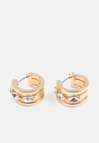 Gullfargede hoops med et lagdelt design og marquise-skjærte klare krystaller, som viser en polert finish og åpne kutt detaljer.