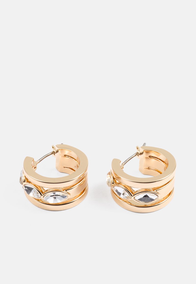 Gullfargede hoops med et lagdelt design og marquise-skjærte klare krystaller, som viser en polert finish og åpne kutt detaljer.