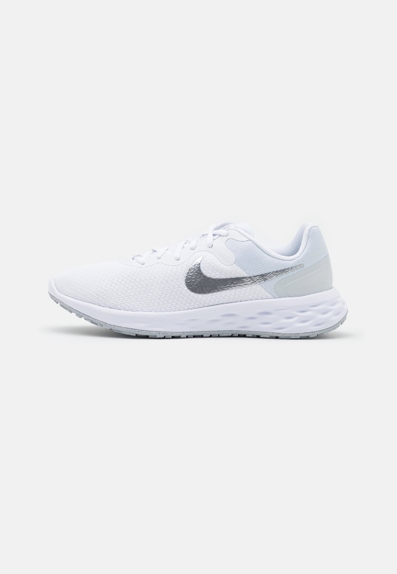 Chaussure de course Nike blanche avec logo swoosh gris, tige en mesh respirant, semelle rembourrée et fermeture à lacets, vue de côté.
