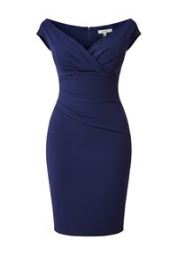 Granatowa dopasowana sukienka z dekoltem odsłaniającym ramiona, marszczeniami oraz zamkiem błyskawicznym z tyłu. Gładka faktura tkaniny.