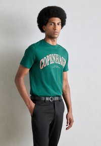 Lindbergh COPENHAGEN HERITAGE TEE - Apdrukāts T-krekls - dark green