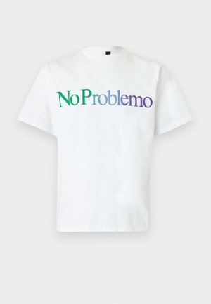 Fehér rövid ujjú póló, amelyen a „No Problemo” felirat látható, zöldből lila színátmenettel a mellkason.