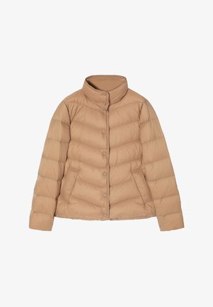 Beige péřová bunda s vysokým límcem, zapínáním na knoflíky a bočními kapsami; má vodorovně prošívané části a hladký povrch.