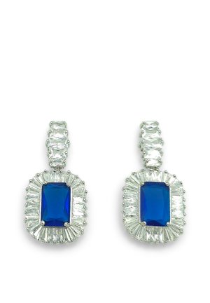 Coppia di orecchini pendenti in argento con pietre centrali rettangolari di un blu intenso circondate da cristalli trasparenti taglio baguette su sfondo bianco.