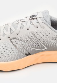 New Balance 520V8 - Katujuoksukengät - grey