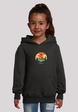 Dunkelgrauer Kapuzenpullover mit einer Fronttasche, der ein kreisförmiges Bergmotiv in orange, grün und blauen Farbtönen zeigt. Weicher Stoff.