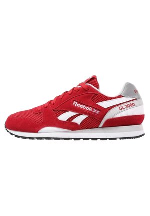 Baskets Reebok GL 3000 rouges et blanches avec des détails en mesh et en daim, semelle intermédiaire blanche, et semelle extérieure en caoutchouc noire.