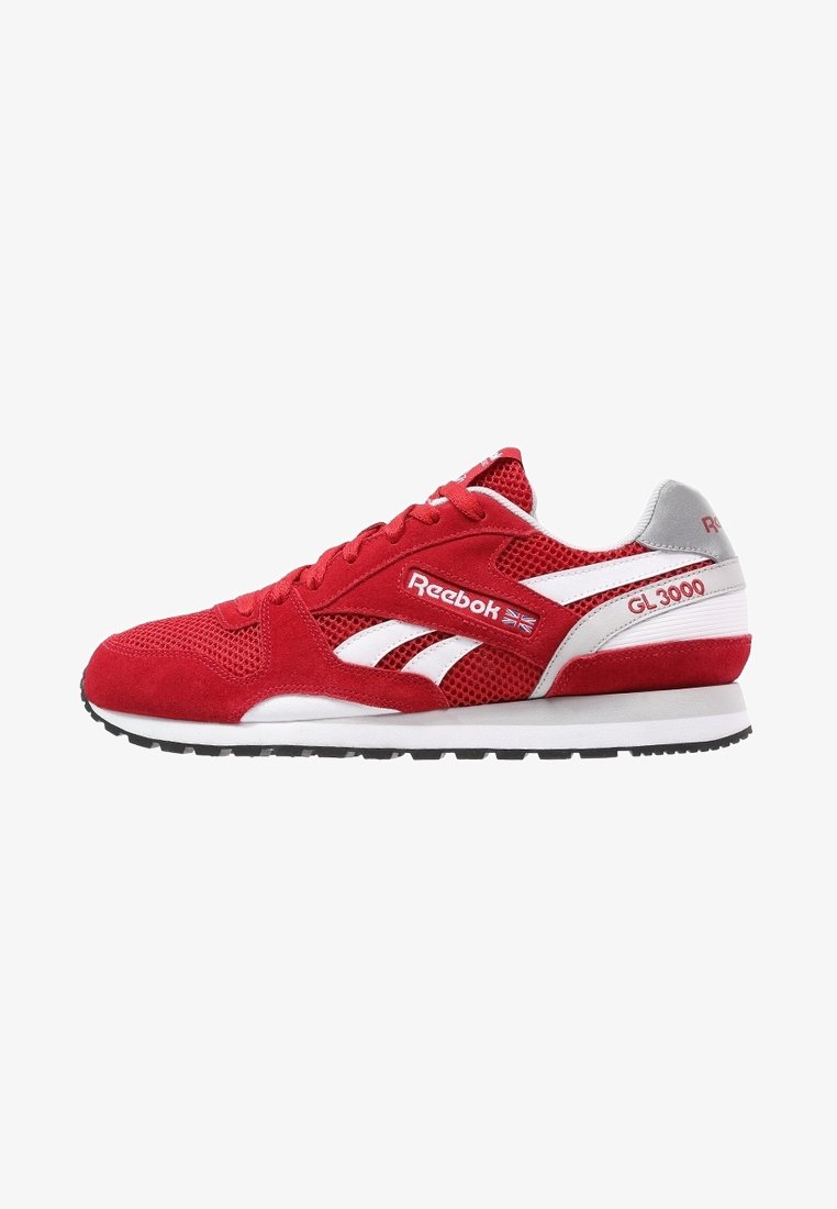 Baskets Reebok GL 3000 rouges et blanches avec des détails en mesh et en daim, semelle intermédiaire blanche, et semelle extérieure en caoutchouc noire.