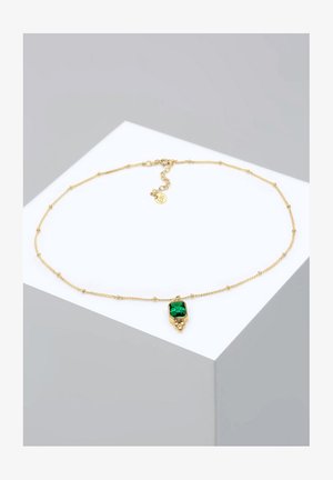 Gouden ketting met een rechthoekige groene edelsteen hanger, voorzien van kleine ronde kralen langs de ketting. Verstelbare sluiting met logo tag.