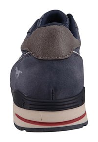 Zapatillas de ante navy con acentos grises, forma redondeada, costuras blancas y una franja roja en la suela. Presenta un pequeño logotipo de caballo cerca del talón.