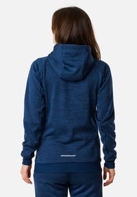 Marineblaue Kapuzenjacke aus strukturiertem Material, mit gerippten Bündchen und einem Logo nahe dem Saum. Sie bietet einen lässigen Schnitt und eine geräumige Kapuze.