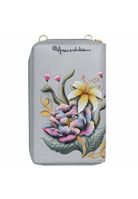 Grijze leren portemonnee met een bloemontwerp, featuring pioenen en lelies in roze, paarse en gele tinten. Ritssluiting en handtekening detail.