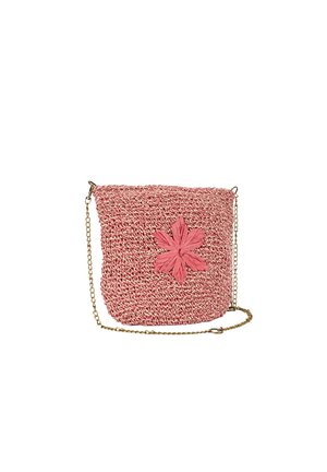 Petit sac bandoulière tissé rose avec un motif floral au centre et une fine chaîne dorée sur fond blanc.