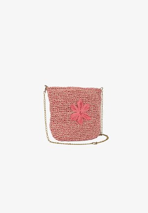 Petit sac bandoulière tissé rose avec un motif floral au centre et une fine chaîne dorée sur fond blanc.