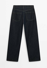 Jeans droits bleu foncé en denim avec deux poches arrière et des coutures contrastées. Le tissu a une texture lisse et durable.