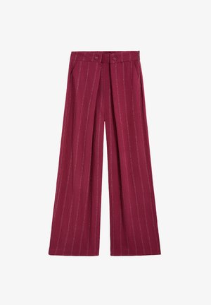Pantalones de cintura alta y pierna ancha en rojo oscuro con finas rayas blancas verticales, bolsillos delanteros y cierre de cintura con doble botón.