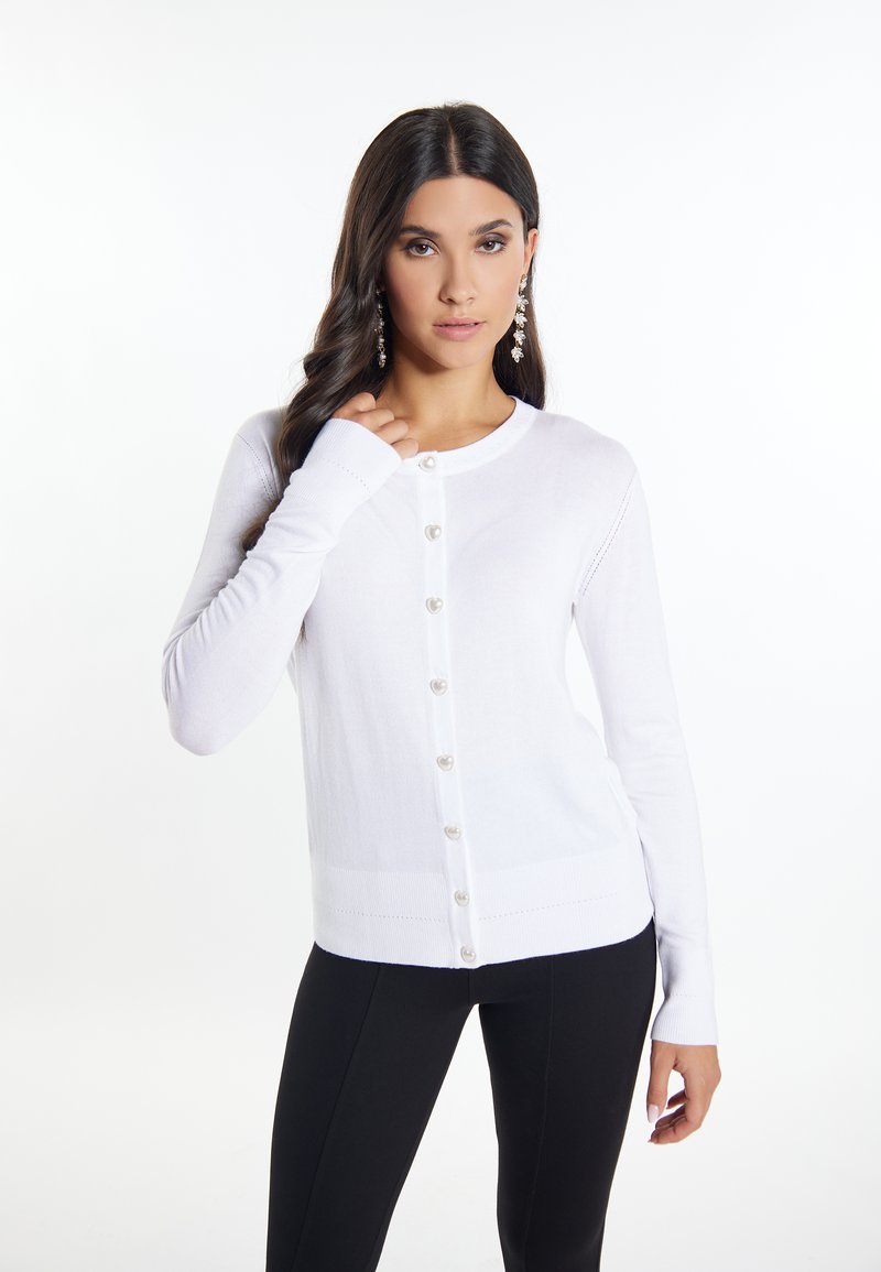 Cardigan bianco con bottoni a camicia realizzato in un leggero materiale a maglia, caratterizzato da bottoni simili a perle, orlo a coste e maniche lunghe.