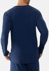 Marineblauw lange mouw shirt van gladde stof, met een ronde halslijn en een ontspannen pasvorm. Minimalistisch ontwerp zonder zichtbare patronen of accenten.
