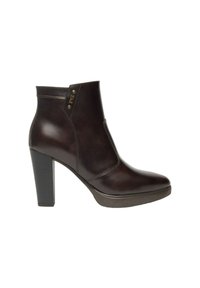 Stivaletto in pelle marrone con tacco alto a blocco e sottili borchie dorate vicino al bordo superiore, finitura liscia, vista laterale.