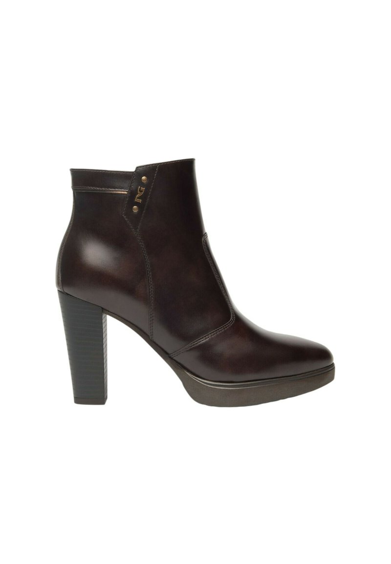 Stivaletto in pelle marrone con tacco alto a blocco e sottili borchie dorate vicino al bordo superiore, finitura liscia, vista laterale.