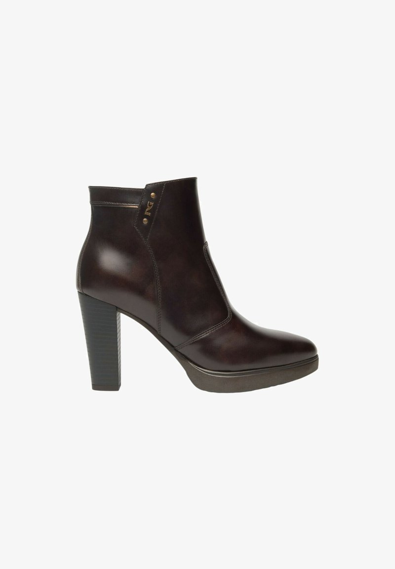 Stivaletto in pelle marrone con tacco alto a blocco e sottili borchie dorate vicino al bordo superiore, finitura liscia, vista laterale.