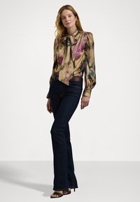 Lauren Ralph Lauren FLORAL SATIN CHARMEUSE TIE NECK BLOUSE - Button-down blouse - tan multi