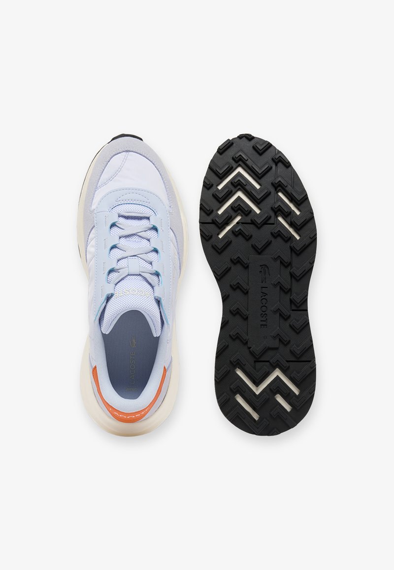 Herren-Sneaker in Weiß und Hellgrau mit blauen Schnürsenkeln und orangefarbenem Fersenlaschen, dargestellt aus der Vogelperspektive und von unten mit schwarzer, strukturierter Sohle.