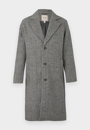 Manteau gris à chevrons avec col cranté, fermeture à un bouton et deux poches latérales. Tissu doux et texturé avec une silhouette élégante et ajustée.