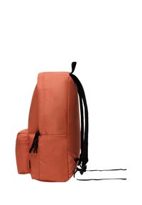 Zaino in tessuto arancione con spalline nere regolabili, forma rettangolare, tasca frontale e chiusura a coulisse alla base.