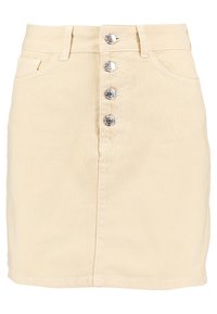 Falda de mezclilla beige claro con forma ajustada, cierre frontal de cinco botones, dos bolsillos y sutiles detalles de costura a lo largo del dobladillo.