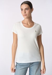 T-shirt bianco a maniche corte con scollatura rotonda, realizzato in tessuto leggero, caratterizzato da un piccolo logo ricamato sul petto.