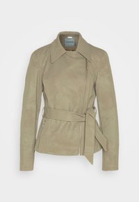 Veste en simili cuir kaki avec fermeture éclair à l'avant, grand col, taille ceinturée et poignets côtelés. Texture lisse avec une silhouette ajustée.