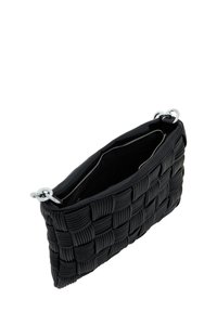 Černá tkaná kabelka typu clutch s texturovaným vzorem, se stříbrnými detaily a zipovým uzávěrem. Uvnitř se nachází podšívkovaná přihrádka.