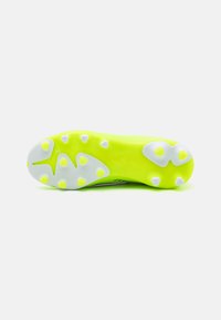 Suela de botas de fútbol en un brillante color amarillo neón con tacos blancos. Presenta una textura suave y una forma aerodinámica para una mejor tracción.