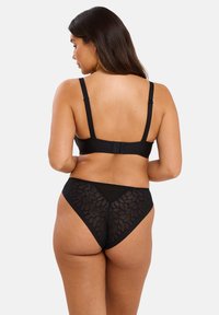 Soutien-gorge noir et ensemble de culotte assorti. Matière douce avec un détail en dentelle florale à l'arrière des culottes. Bretelles réglables sur le soutien-gorge.