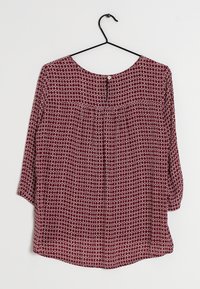 Blusa burdeos con un patrón floral, escote redondo, cierre de botones en la parte posterior y mangas de 3/4 de longitud. Ligera, de textura suave.