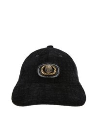 Casquette noire en matériau texturé, ornée d'un emblème décoratif en or et argent à l'avant et d'une visière courbée.