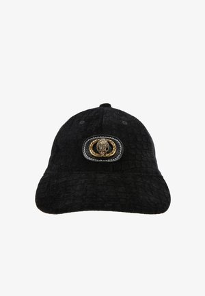 Schwarze Mütze aus strukturiertem Material, mit einem dekorativen Emblem aus Gold und Silber auf der Vorderseite und einem gebogenen Schirm.