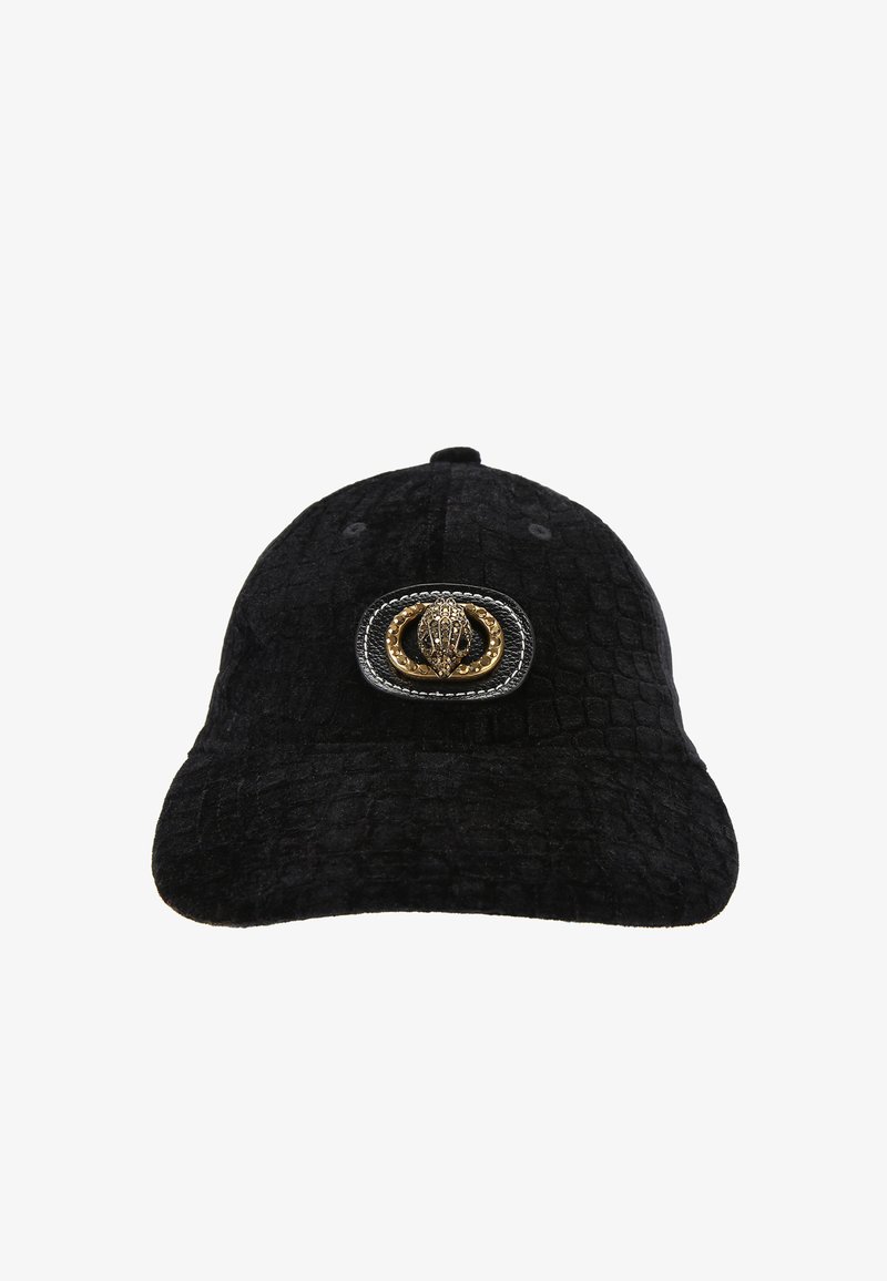 Casquette noire en matériau texturé, ornée d'un emblème décoratif en or et argent à l'avant et d'une visière courbée.