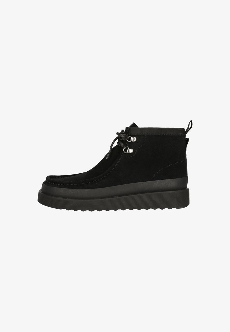 Stivaletti alla caviglia in suede nero con punta arrotondata, chiusura con lacci e dettagli in metallo, e suola in gomma texturizzata.